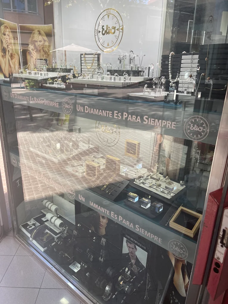 Escaparate con el logo Elío y el lema Un Diamante Es Para Siempre