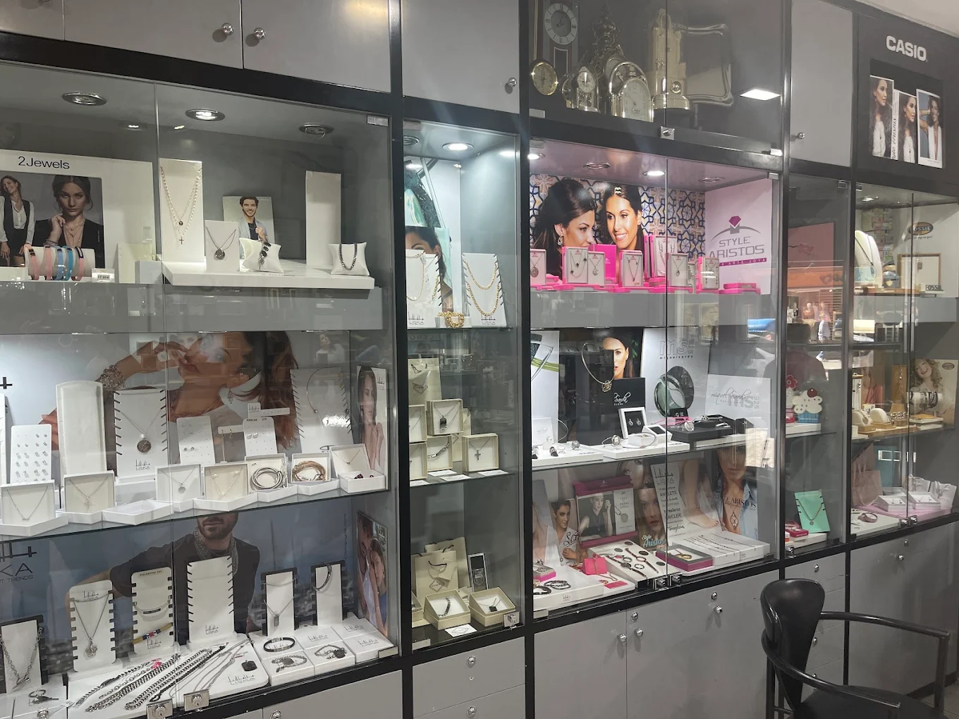 Vitrina de pared con colecciones de joyería