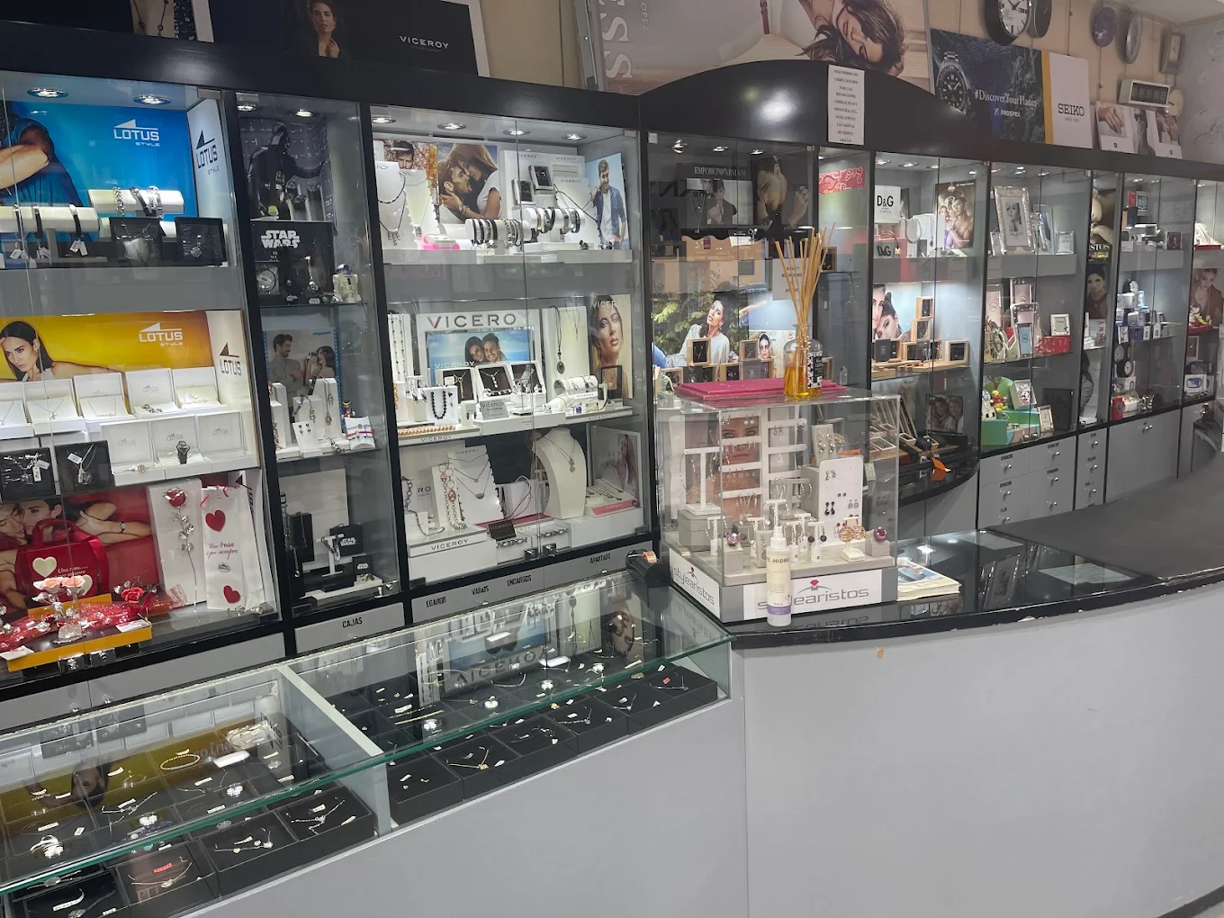Mostrador con Lotus, Viceroy, D&G y ediciones especiales